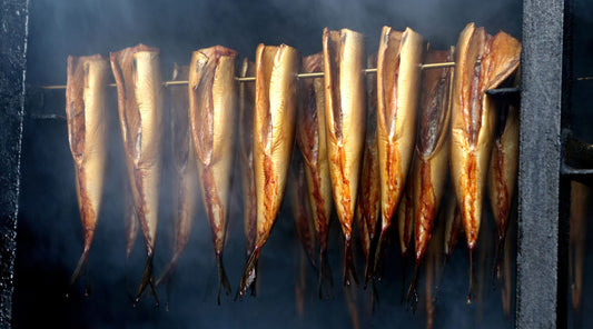 Geräucherter Fisch in einer Räucherkammer