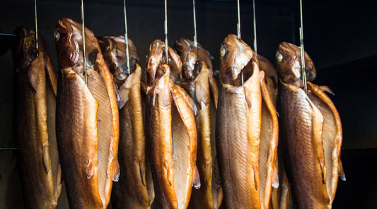 Fisch im Räucherofen beim Räuchern