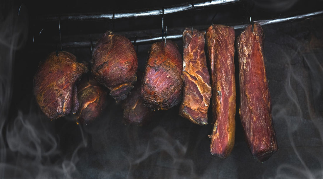 Geräuchertes Fleisch im Räucherofen