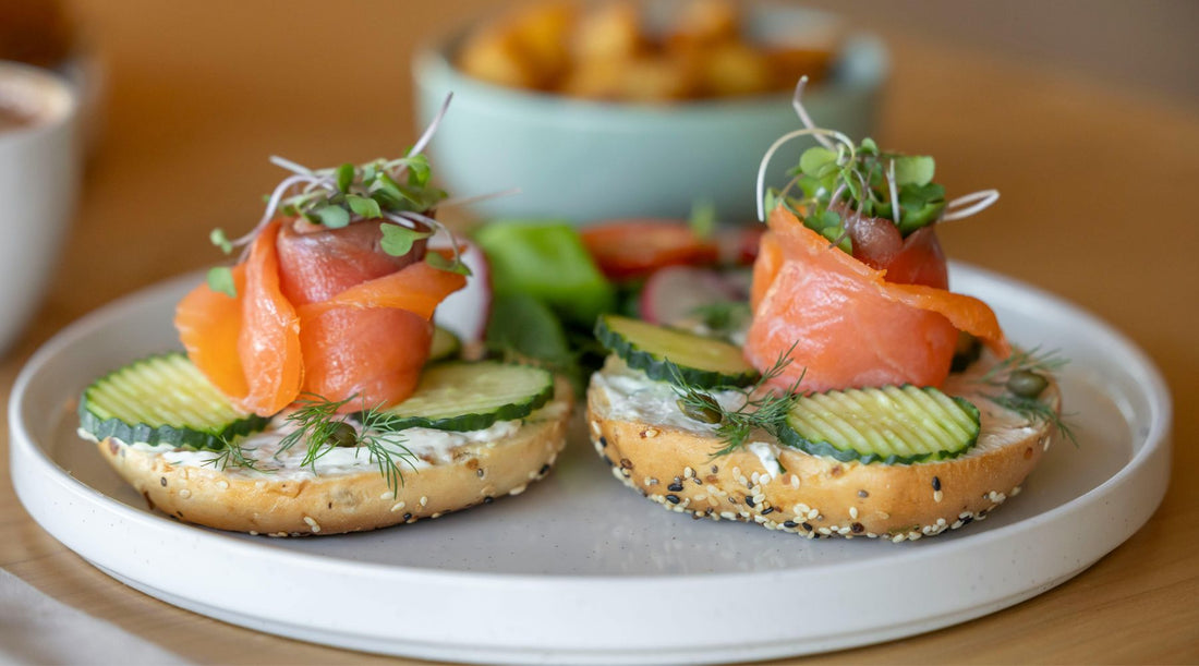 Geräucherter Lachs auf einem Teller mit Brot