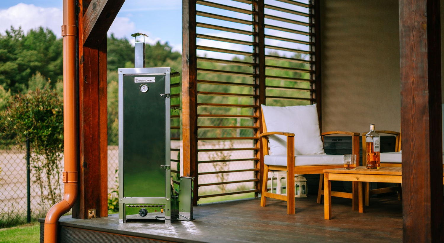 Räucherofen elektrisch aus Edelstahl von THERMOWIND auf einer Terrasse